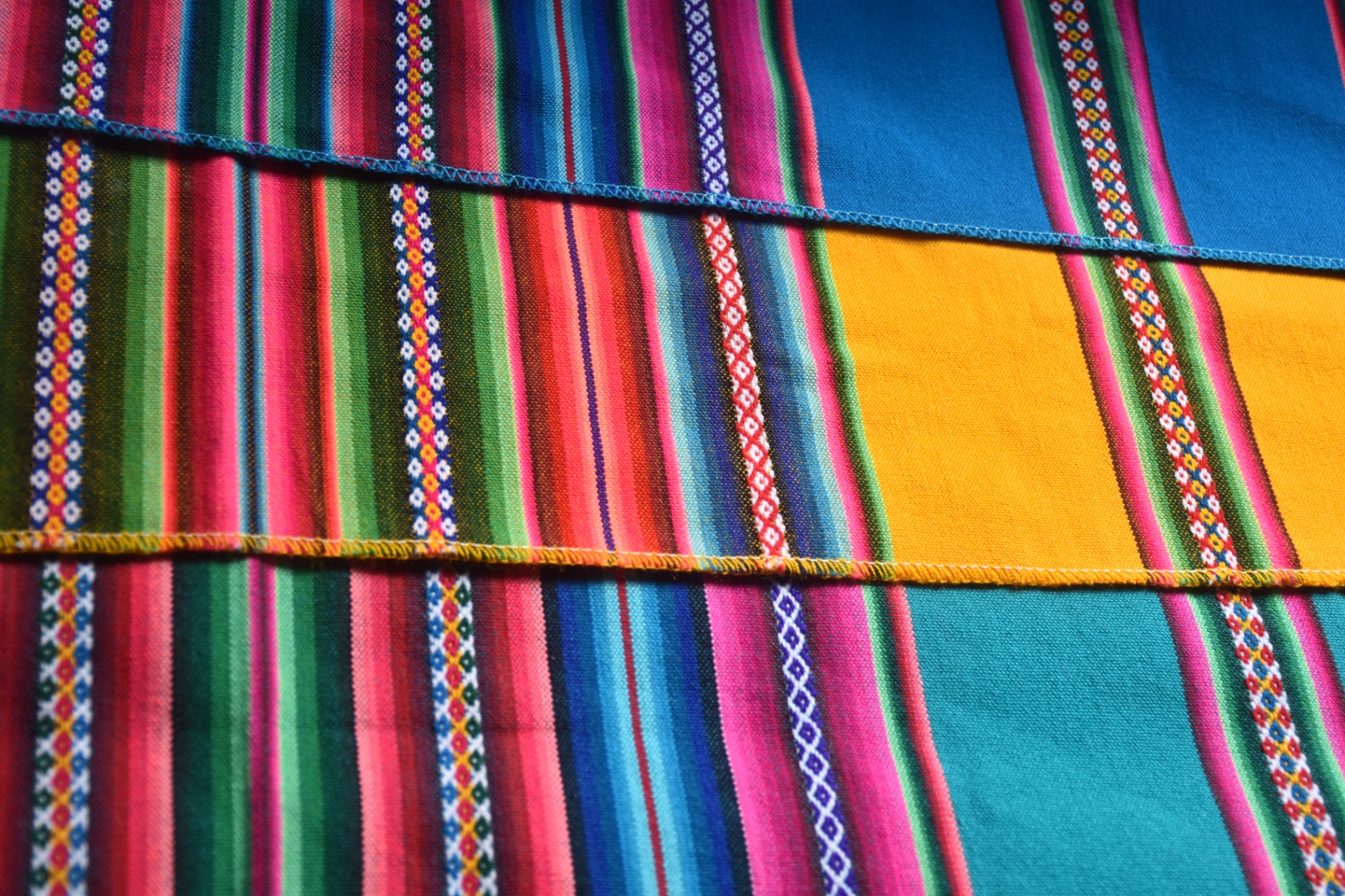 Tecidos andinos coloridos
