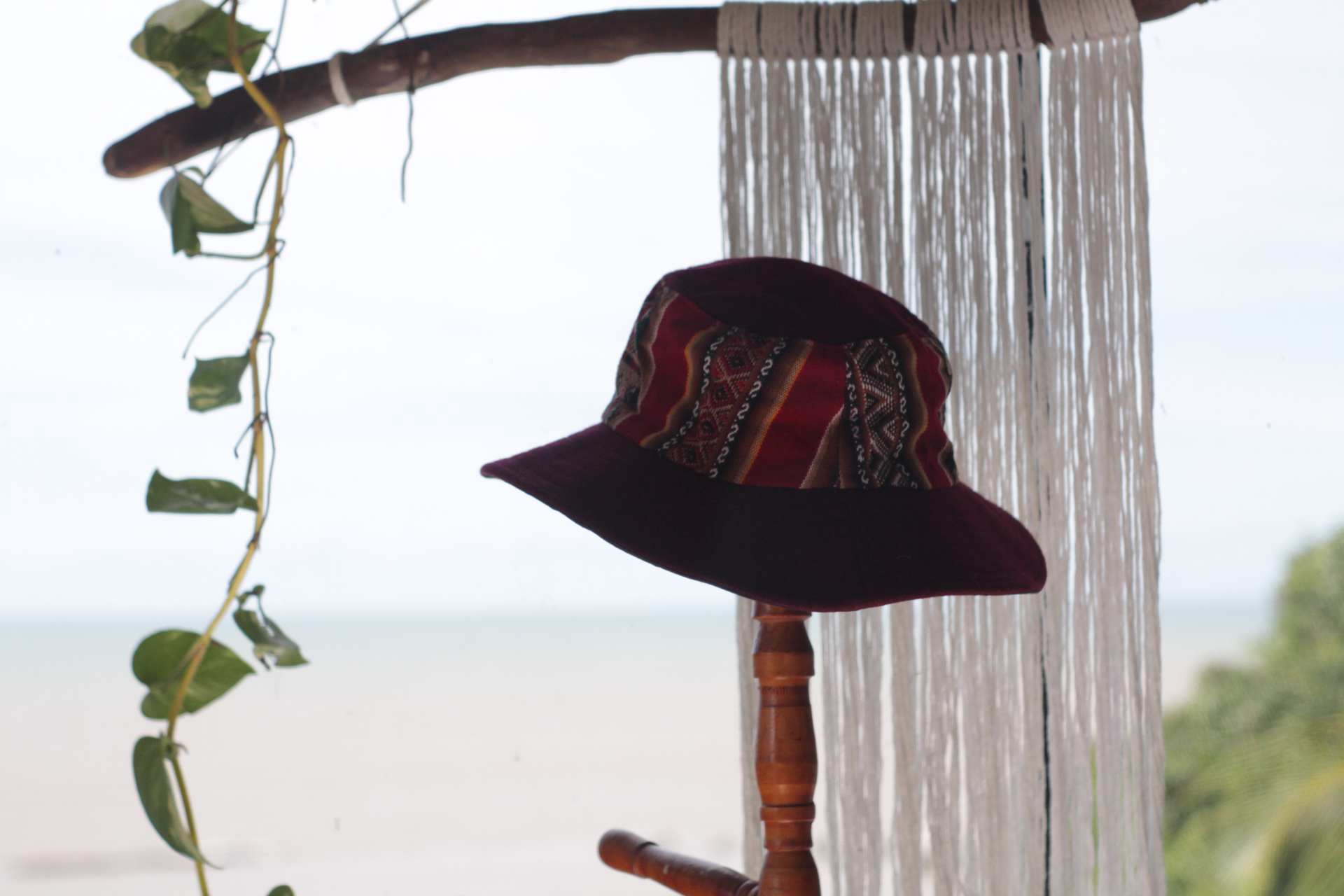 Bucket hat artesanal à beira-mar