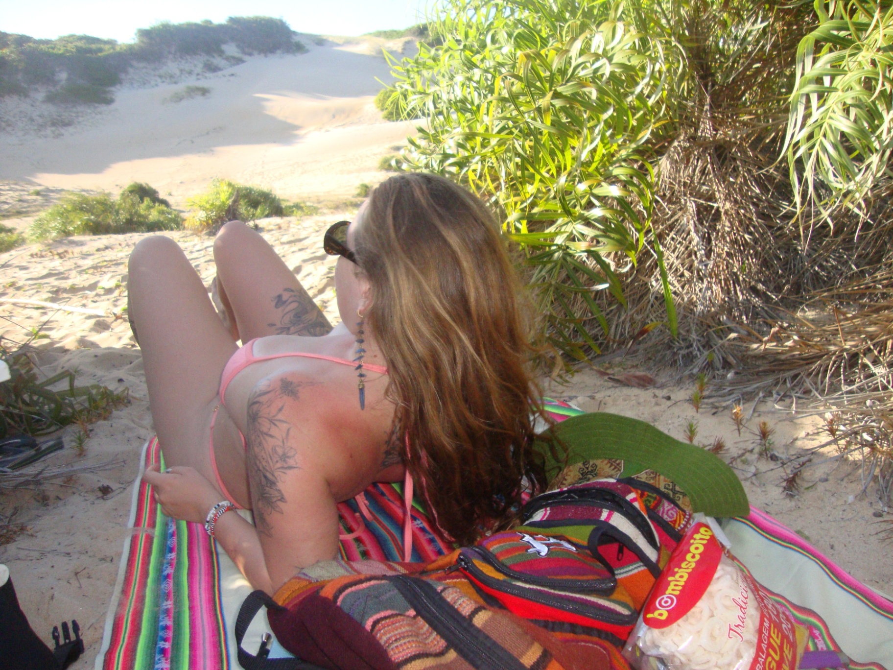 Mochila e canga na praia